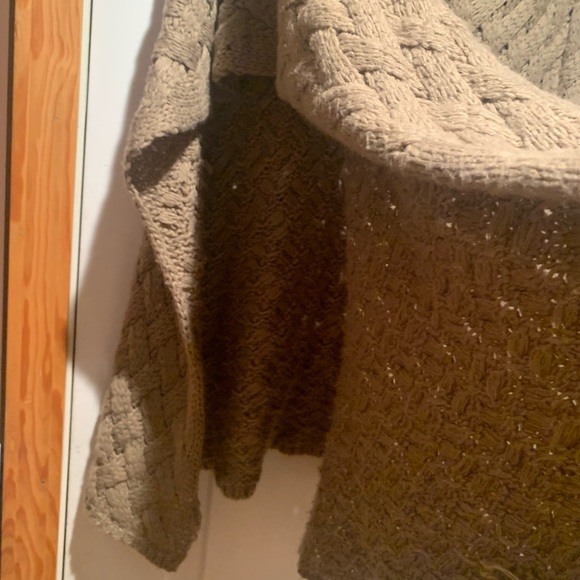 Poncho - Picture 3 of 6